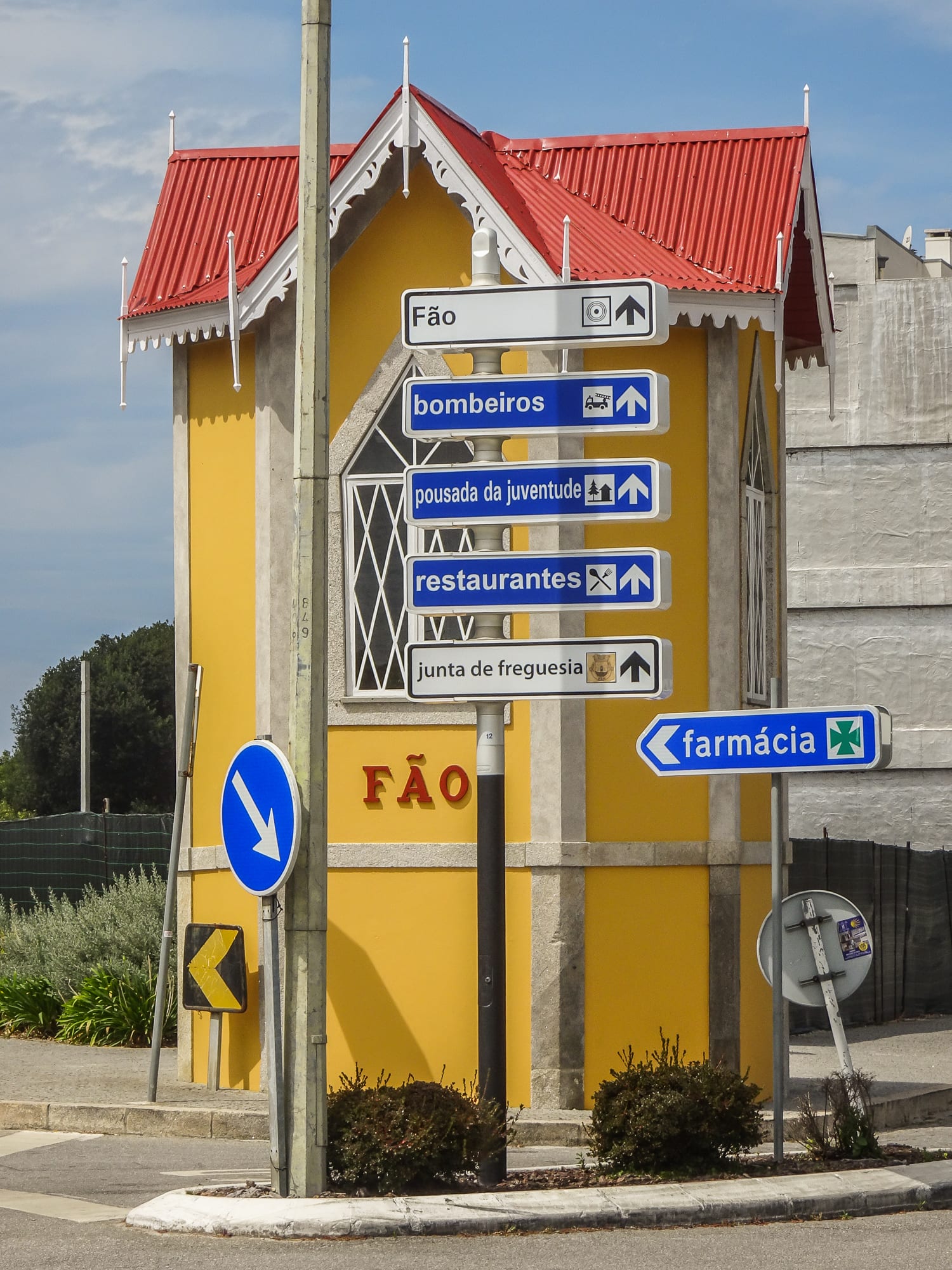 gelbes Häuschen am Ortseingang in Fão am Jakobsweg Portugal